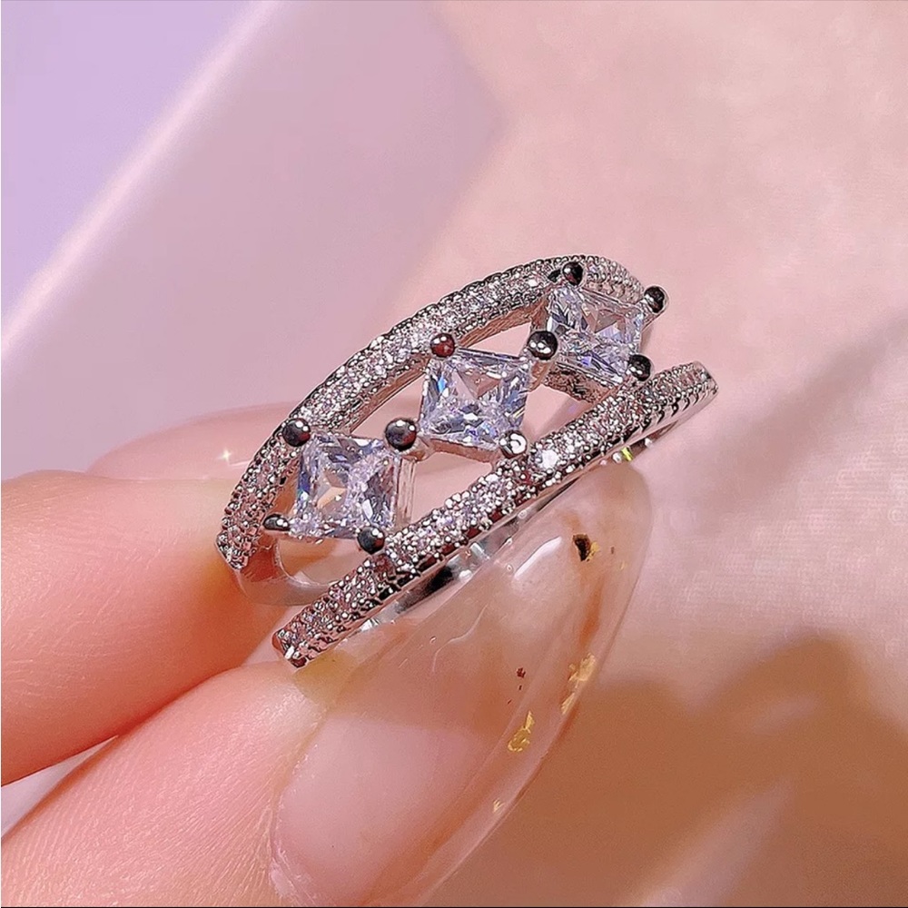 New Women’s Luxury 925 Silver Beautiful Diamond Ring - Picture 1 of 5